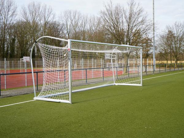 Jugend-Fußballtor in der Größe 5,00 x 2,00 m mit freier Netzaufhängung.