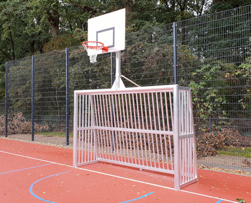 Bolzplatztor mit Basketballaufsatz