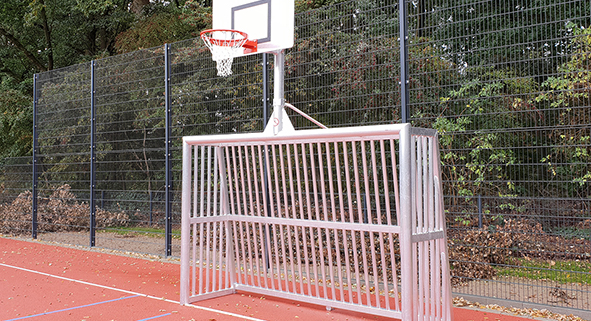 Bolzplatztor mit Basketballaufsatz