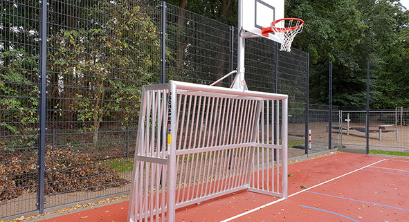 Bolzplatztor mit Basketballaufsatz