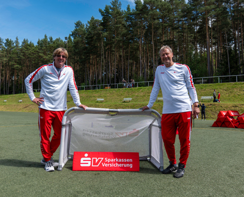 Jörg Schmidt (li) und Weltmeister Guido Buchwald mit einem Schäper Fun2Play Tor beim Fußballcamp in Martinroda © Classy Art / Ilmenau kreativ erleben
