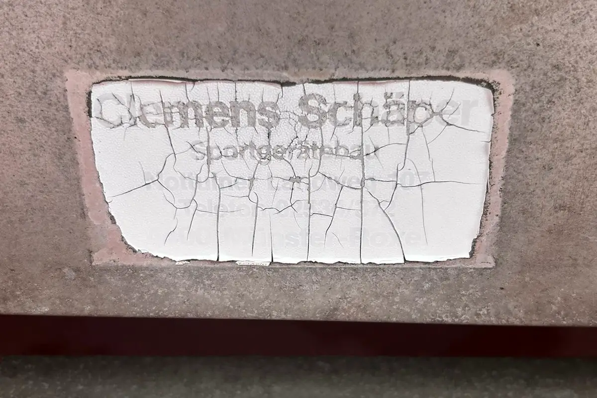 Historie: Abdeckung für Sprungmatten - Altes Schild