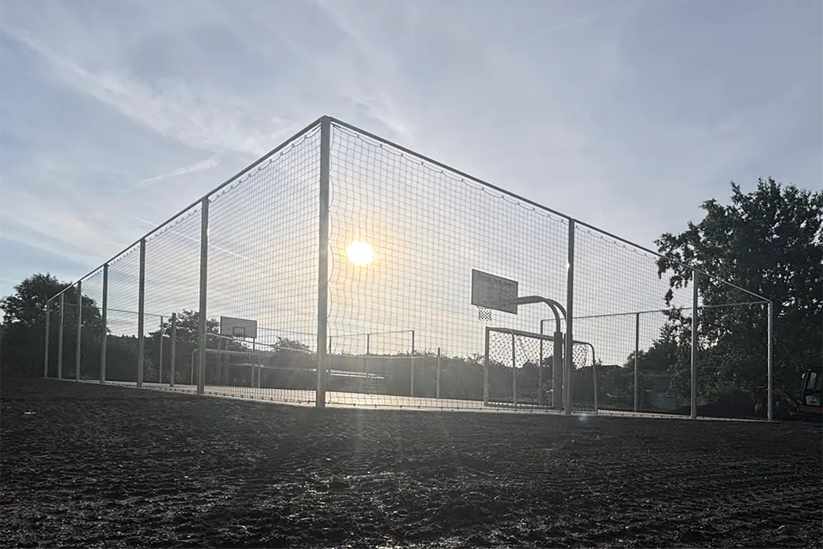 Bolzplatztore, Basketballständer, Volleyballpfosten und Ballfang