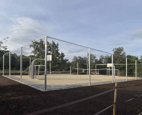 Bolzplatztore, Basketballständer, Volleyballpfosten und Ballfang