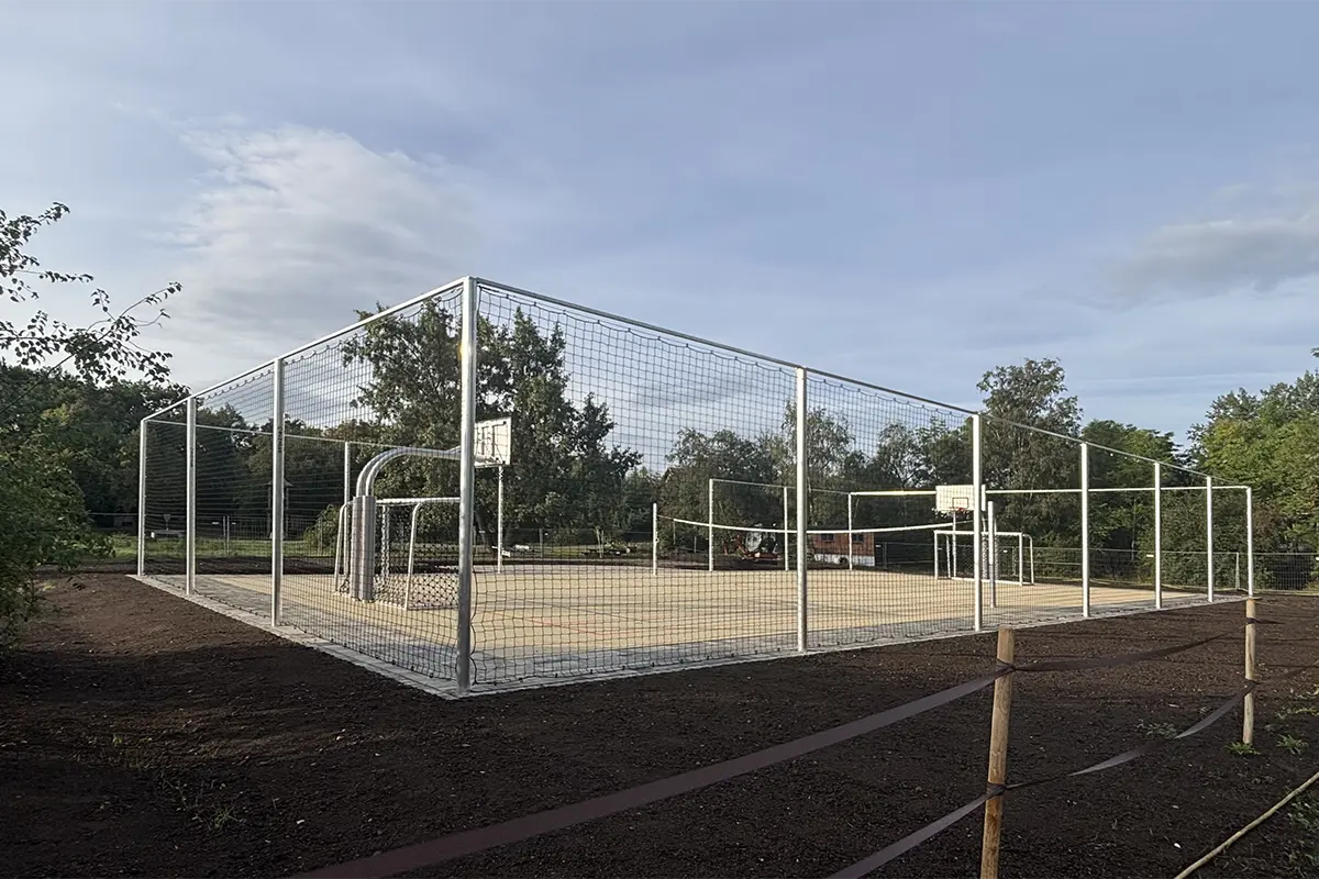 Bolzplatztore, Basketballständer, Volleyballpfosten und Ballfang