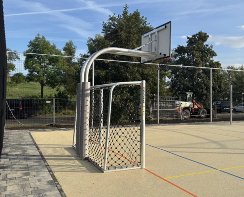 Bolzplatztore, Basketballständer, Volleyballpfosten und Ballfang