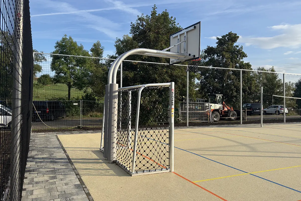 Bolzplatztore, Basketballständer, Volleyballpfosten und Ballfang