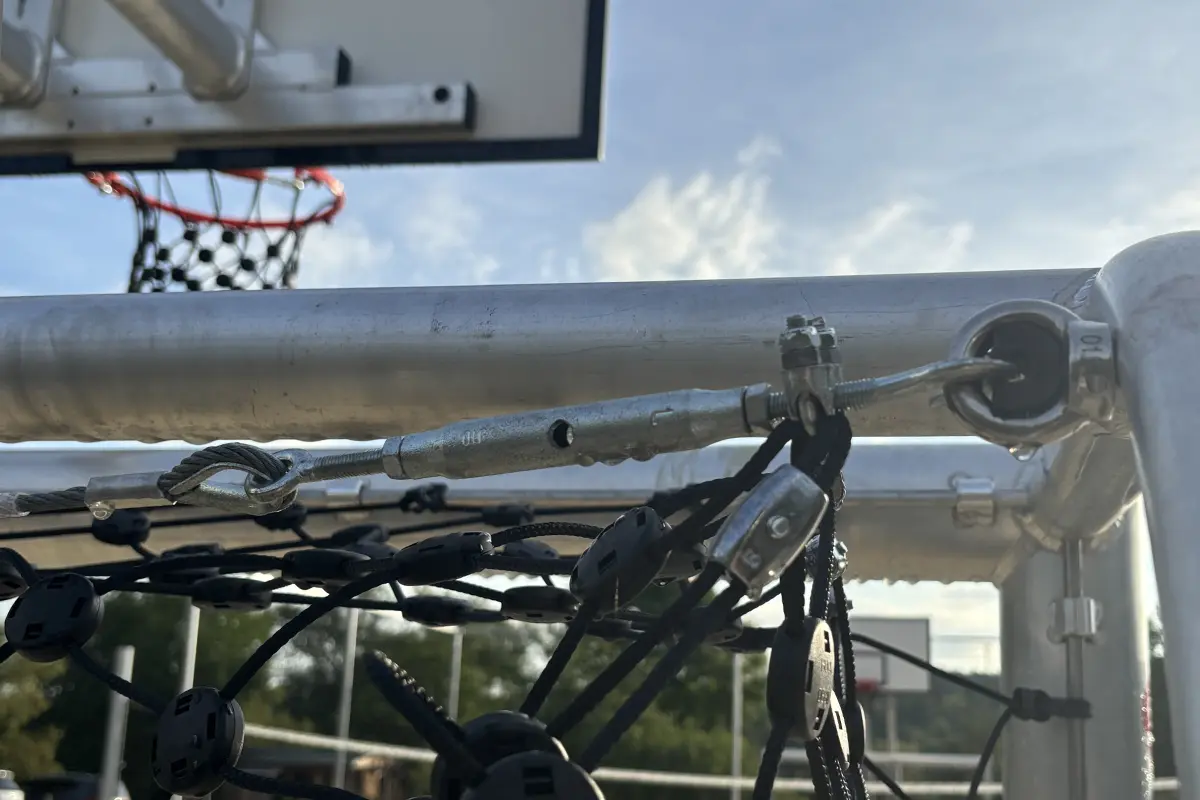 Bolzplatztore, Basketballständer, Volleyballpfosten und Ballfang