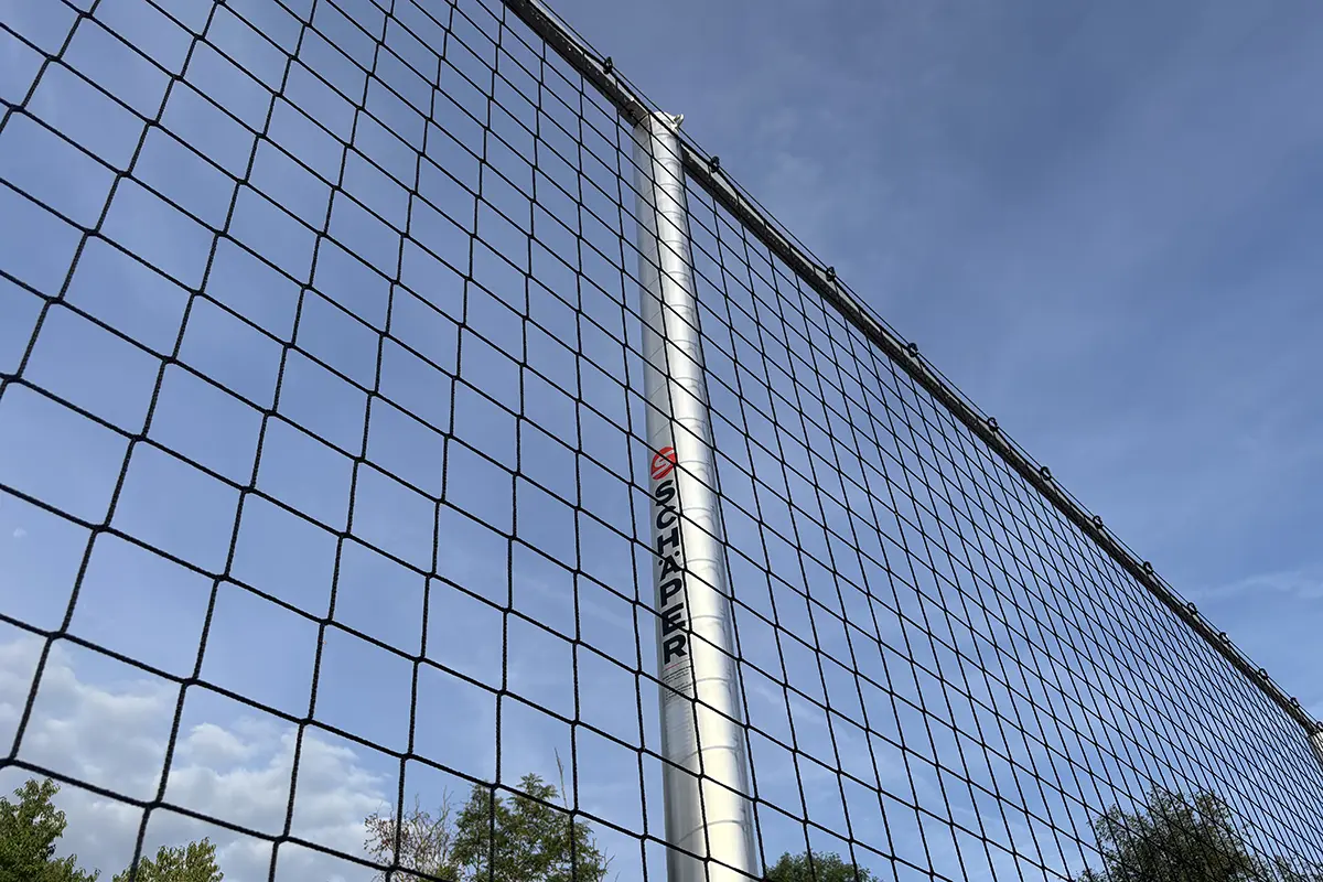 Bolzplatztore, Basketballständer, Volleyballpfosten und Ballfang