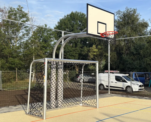 Bolzplatztore, Basketballständer, Volleyballpfosten und Ballfang