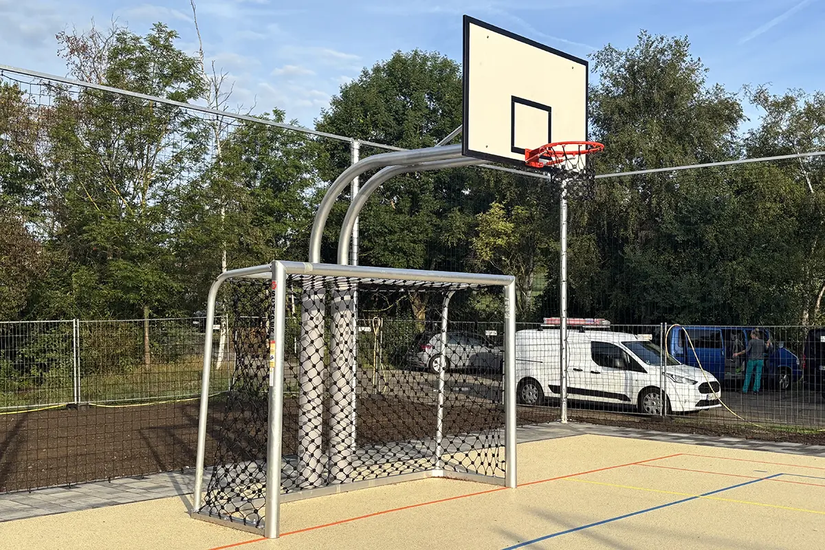 Bolzplatztore, Basketballständer, Volleyballpfosten und Ballfang