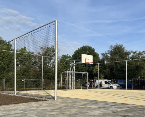 Bolzplatztore, Basketballständer, Volleyballpfosten und Ballfang