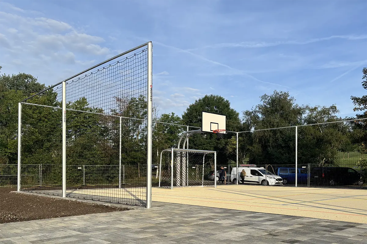 Bolzplatztore, Basketballständer, Volleyballpfosten und Ballfang