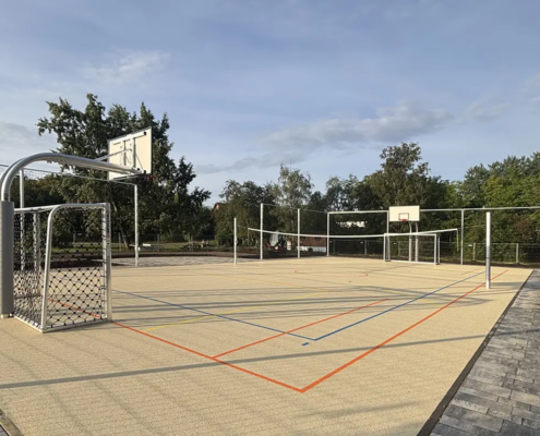 Bolzplatztore, Basketballständer, Volleyballpfosten und Ballfang