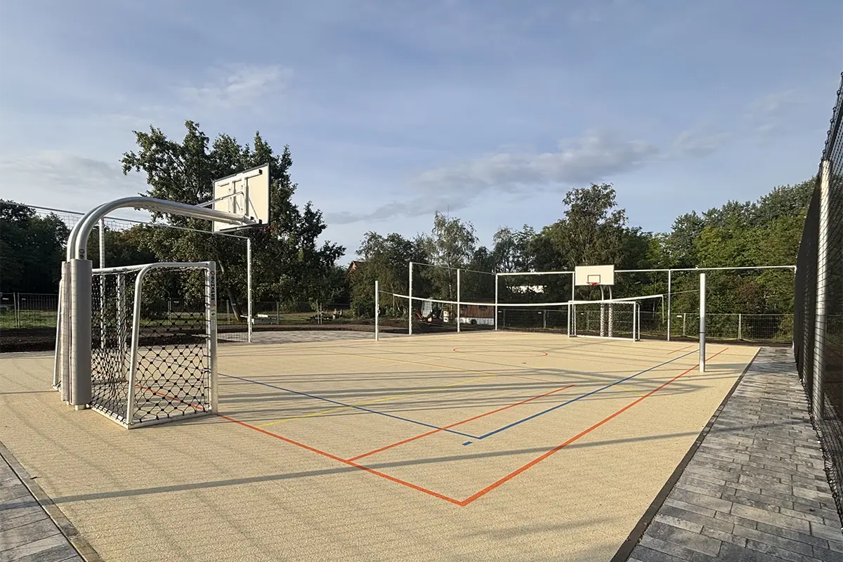 Bolzplatztore, Basketballständer, Volleyballpfosten und Ballfang