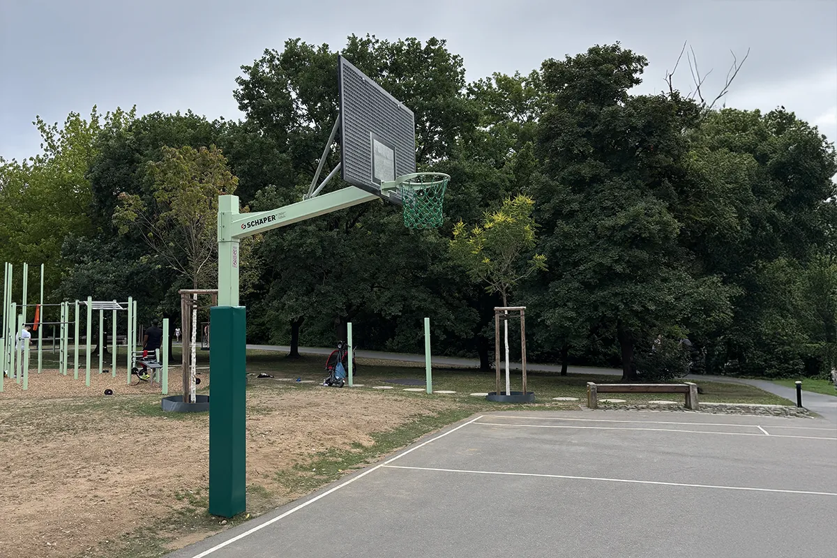 Basketballständer "SteelForce" mit Gitterzielbrett 180 x 105 cm, in RAL 6019 weißgrün Basketballständer "SteelForce" mit Gitterzielbrett 180 x 105 cm, in RAL 6019 weißgrün