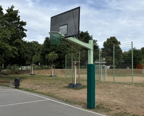 Basketballständer "SteelForce" mit Gitterzielbrett 180 x 105 cm, in RAL 6019 weißgrün Basketballständer "SteelForce" mit Gitterzielbrett 180 x 105 cm, in RAL 6019 weißgrün
