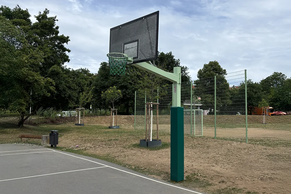 Basketballständer "SteelForce" mit Gitterzielbrett 180 x 105 cm, in RAL 6019 weißgrün Basketballständer "SteelForce" mit Gitterzielbrett 180 x 105 cm, in RAL 6019 weißgrün