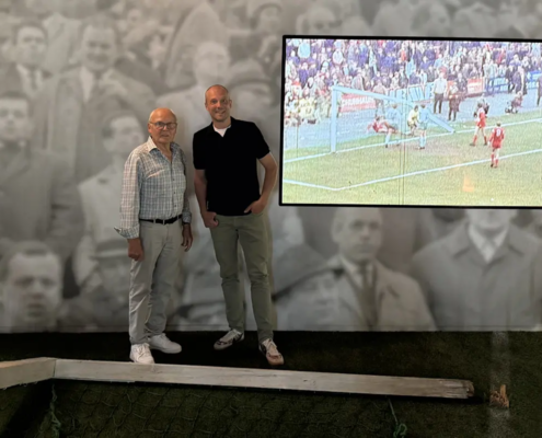 Herbert Laumen und Dr. Josef Hesse vor der Ausstellung des Pfostenbruchs in der FohlenWelt, dem interaktiven Vereinsmuseum von Borussia