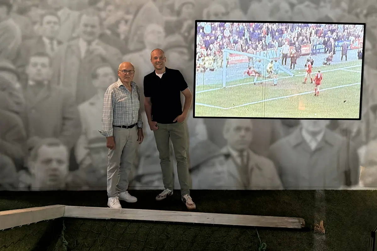Herbert Laumen und Dr. Josef Hesse vor der Ausstellung des Pfostenbruchs in der FohlenWelt, dem interaktiven Vereinsmuseum von Borussia
