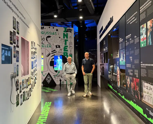 Herbert Laumen und Dr. Josef Hesse stehen in der FohlenWelt, dem interaktiven Vereinsmuseum von Borussia Mönchengladbach
