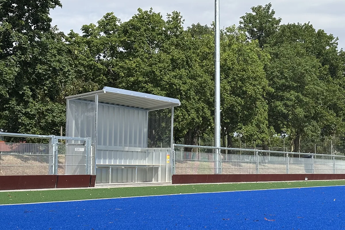 Spielerkabine / Betreuerkabine, gerade Dachform Spielerkabine / Betreuerkabine, gerade Dachform