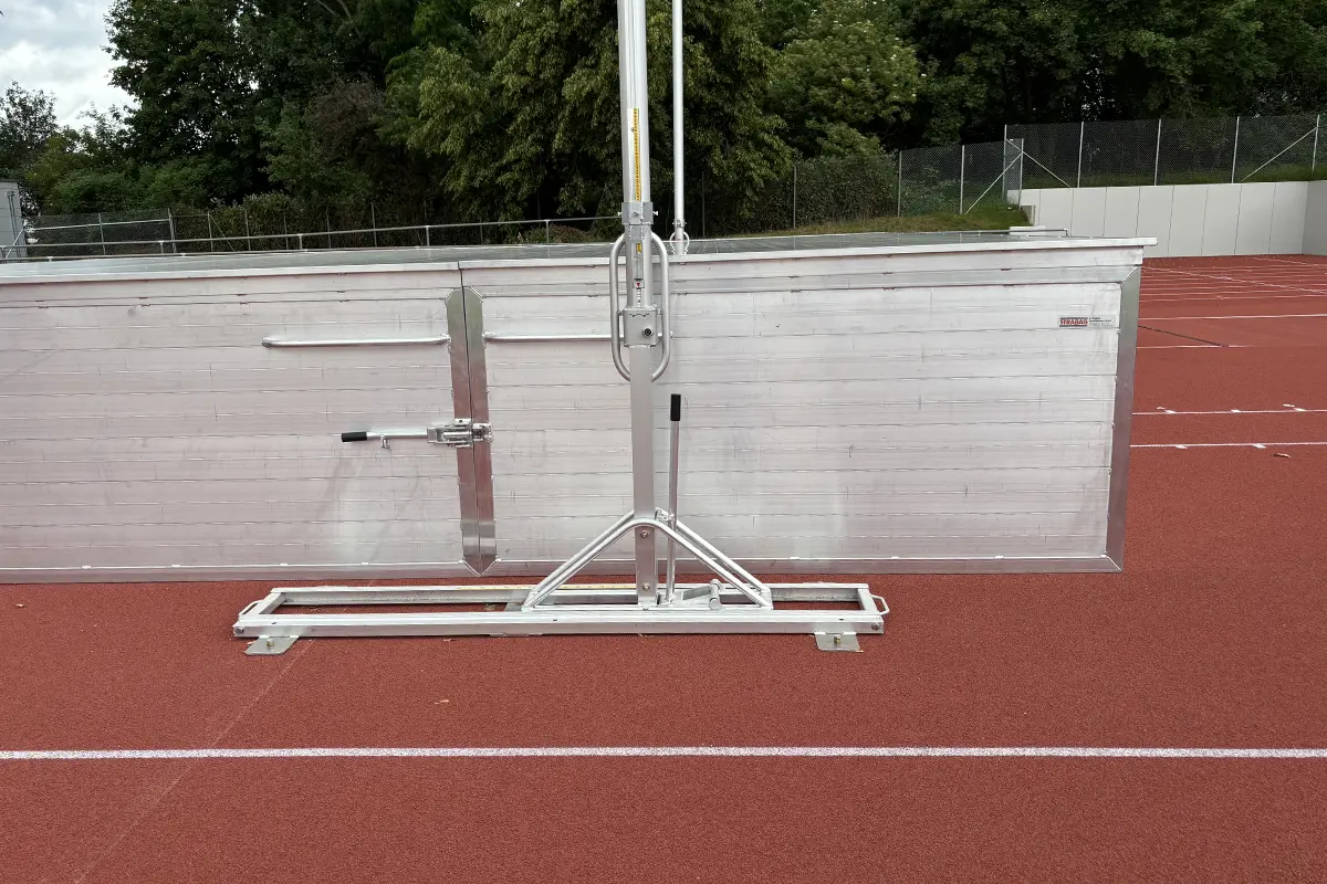 Stabhochsprungständer in Laufschienen, Sicherheitsabdeckung Stabhochsprungständer in Laufschienen, Sicherheitsabdeckung