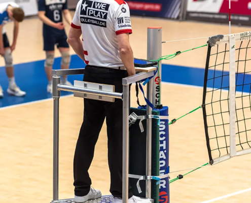 Volleyball-Wettkampfpfosten 10001452 + Poster und ein Schiedsrichterpodest