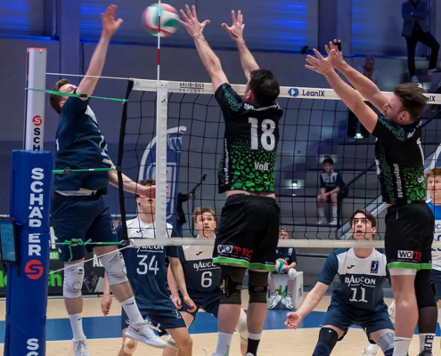 Volleyball-Wettkampfpfosten 10001452 + Poster und ein Schiedsrichterpodest