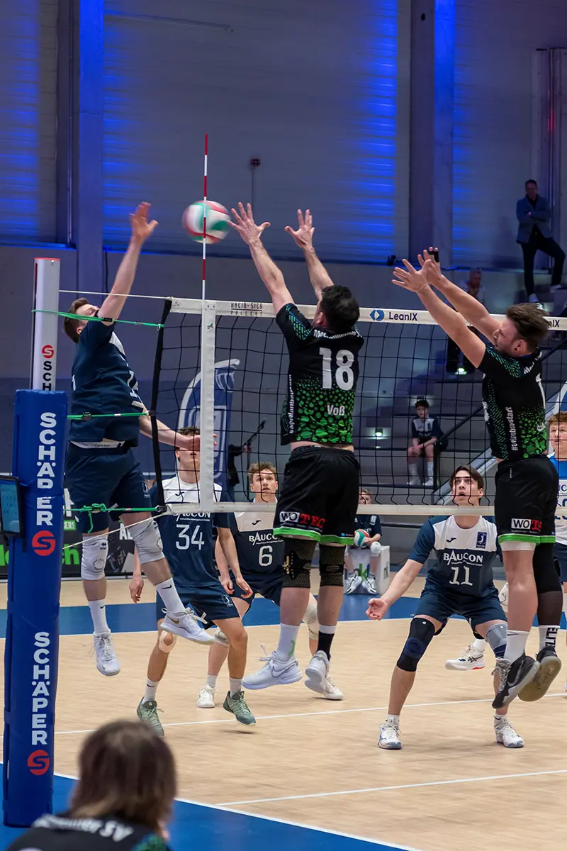 Volleyball-Wettkampfpfosten 10001452 + Poster und ein Schiedsrichterpodest