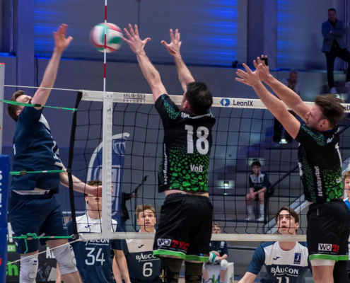 Volleyball-Wettkampfpfosten 10001452 + Poster und ein Schiedsrichterpodest