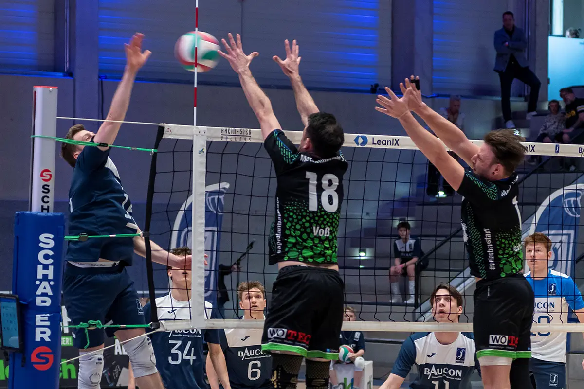 Volleyball-Wettkampfpfosten 10001452 + Poster und ein Schiedsrichterpodest